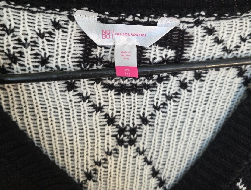 No Boundaries Black and White Skull Cardigan - Picture 4 of 5